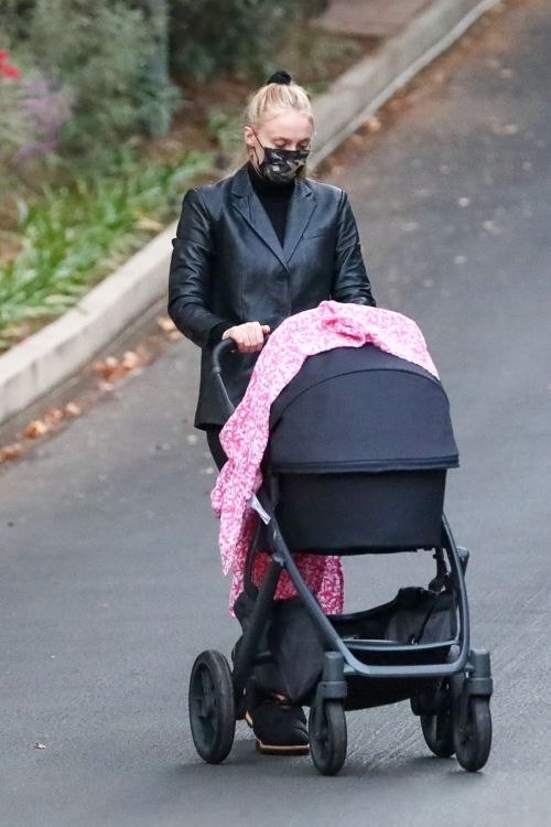 Sophie Turner Out with Her Daughter in Los Angeles 2020/11/23 5