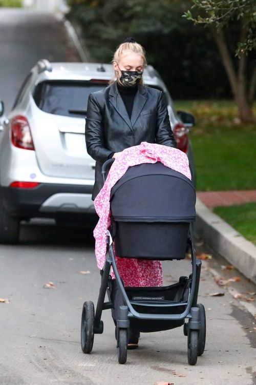 Sophie Turner Out with Her Daughter in Los Angeles 2020/11/23 6