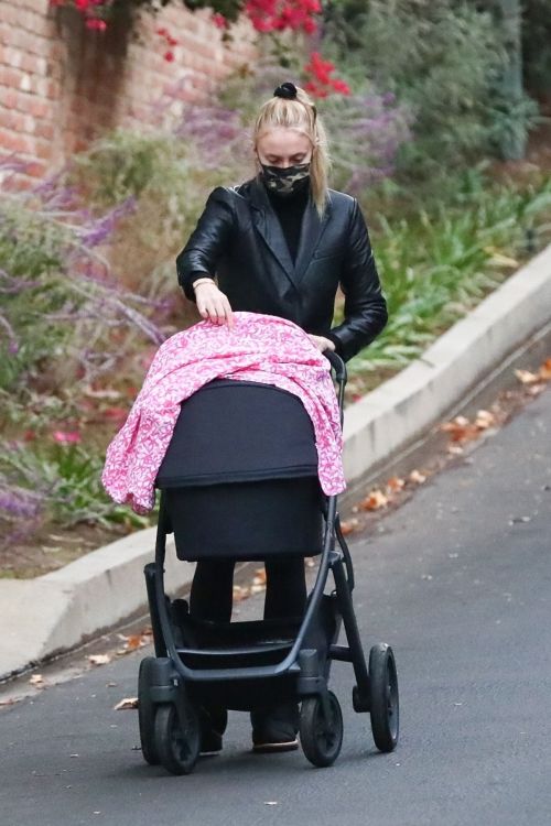 Sophie Turner Out with Her Daughter in Los Angeles 2020/11/23 7