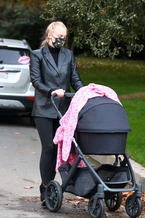 Sophie Turner Out with Her Daughter in Los Angeles 2020/11/23 8