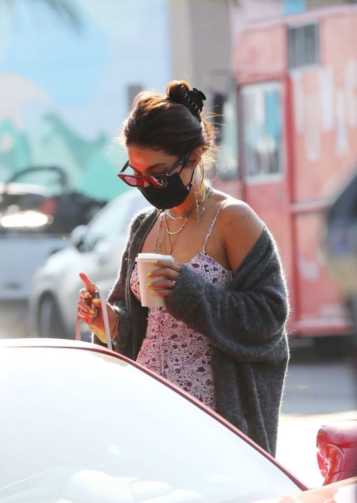 Vanessa Hudgens and GG Magree Out for Coffee in Los Feliz 2020/11/21 5