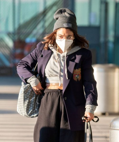 Vanessa Hudgens with Her Dog at JFK Airport in New York 2020/11/16 4