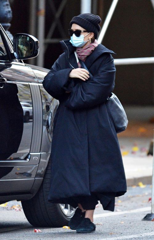 Ashley Olsen om Long Overcoat Out and About in New York 11/29/2020 1