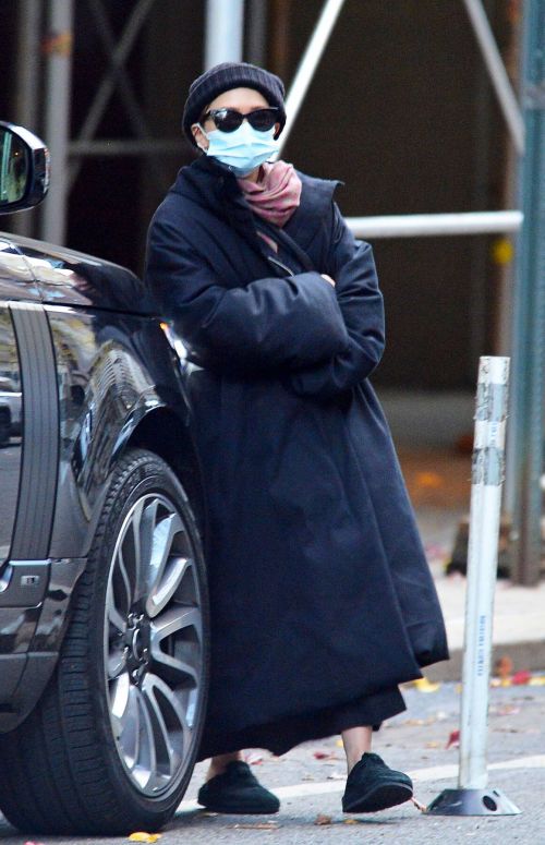 Ashley Olsen om Long Overcoat Out and About in New York 11/29/2020 7
