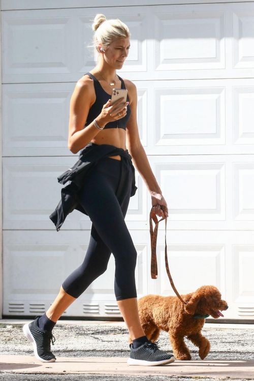 Devon Windsor flashes her abs Out with her Dog in Miami 11/24/2020 6