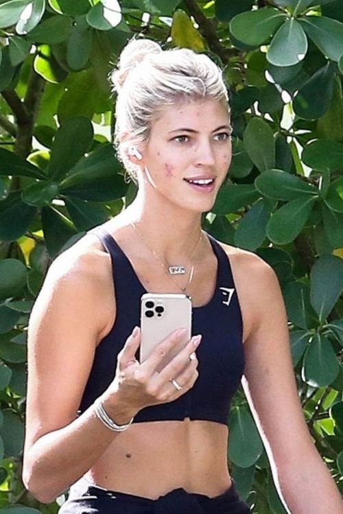 Devon Windsor flashes her abs Out with her Dog in Miami 11/24/2020 9