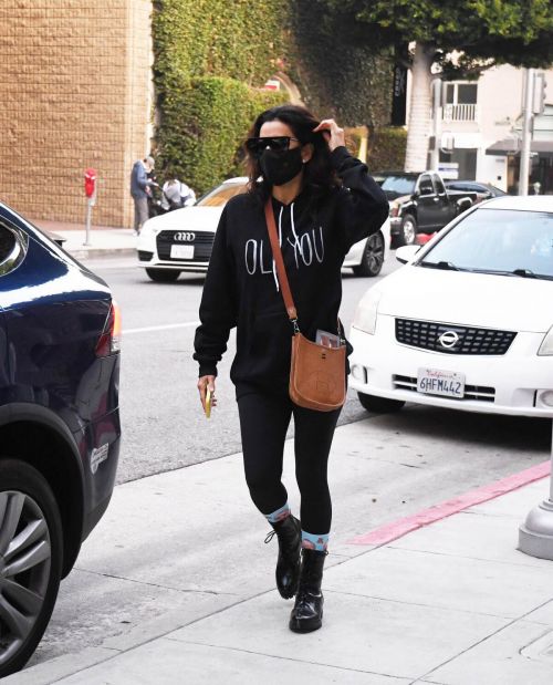Eva Longoria seen Black Outfit and Wearing a Mask Out in Los Angeles 11/23/2020 2