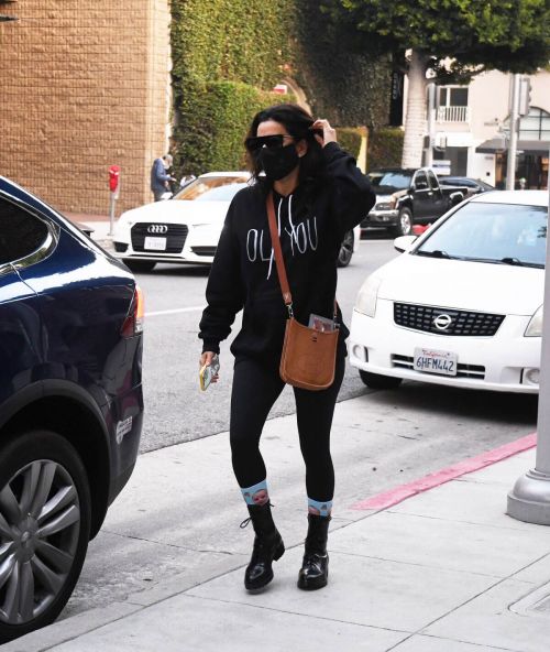 Eva Longoria seen Black Outfit and Wearing a Mask Out in Los Angeles 11/23/2020 3