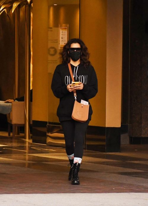 Eva Longoria seen Black Outfit and Wearing a Mask Out in Los Angeles 11/23/2020 4