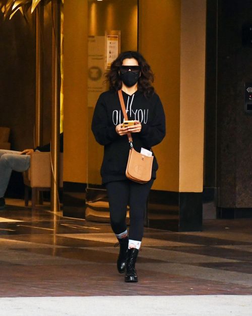Eva Longoria seen Black Outfit and Wearing a Mask Out in Los Angeles 11/23/2020 5