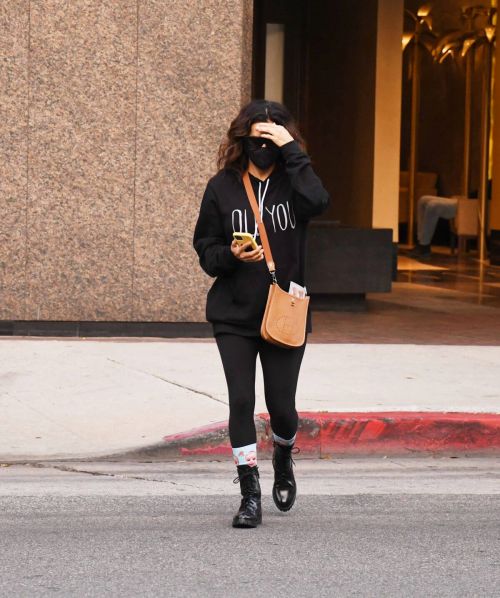 Eva Longoria seen Black Outfit and Wearing a Mask Out in Los Angeles 11/23/2020 6