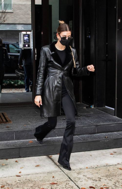Hailey Baldwin seen in Fully Black Outfit goes for Her Apartment in New York 12/01/2020 1