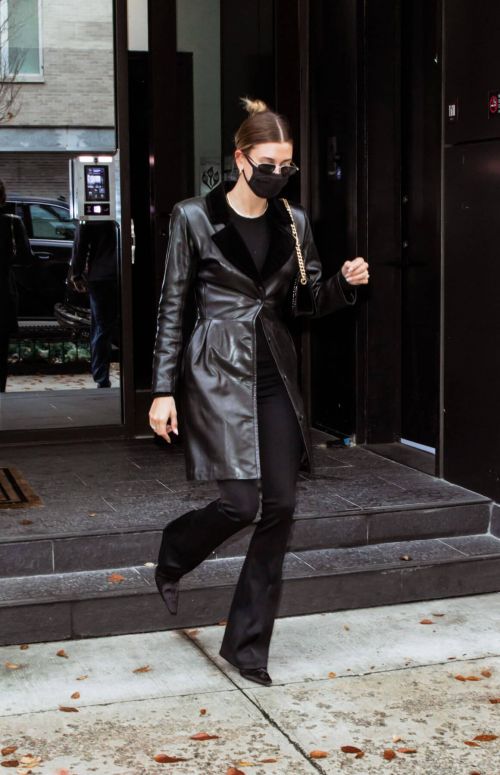 Hailey Baldwin seen in Fully Black Outfit goes for Her Apartment in New York 12/01/2020 3