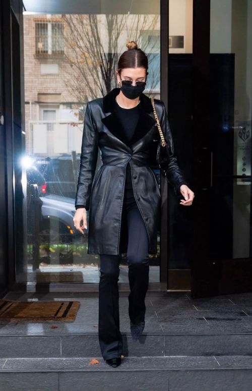 Hailey Baldwin seen in Fully Black Outfit goes for Her Apartment in New York 12/01/2020 4
