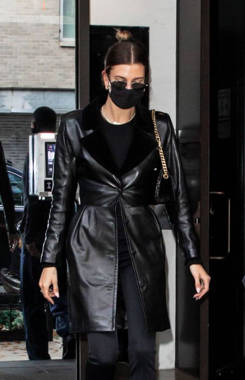 Hailey Baldwin seen in Fully Black Outfit goes for Her Apartment in New York 12/01/2020 5