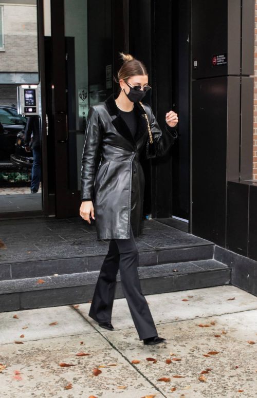 Hailey Baldwin seen in Fully Black Outfit goes for Her Apartment in New York 12/01/2020 6