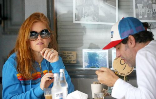 Isla Fisher with her husband Sacha Baron Cohen Out for Breakfast in Sydney 11/24/2020 5