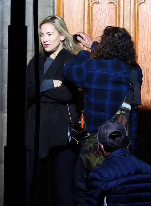 Kate Hudson on the Set of Truth Be Told in Los Angeles 11/24/2020 6