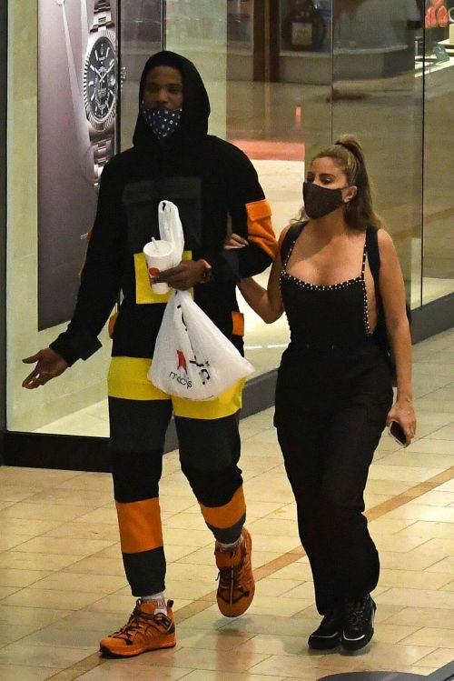 Larsa Pippen with NBA Star Malik Beasley Out at a Mall in Miami 11/23/2020 2