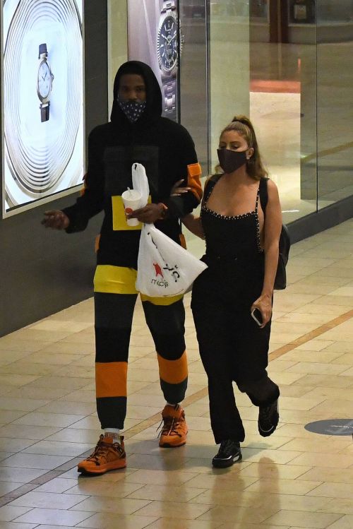 Larsa Pippen with NBA Star Malik Beasley Out at a Mall in Miami 11/23/2020 4