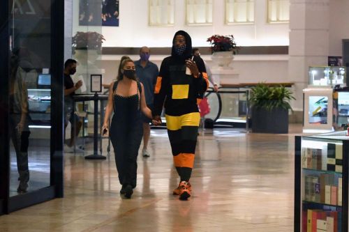 Larsa Pippen with NBA Star Malik Beasley Out at a Mall in Miami 11/23/2020 6