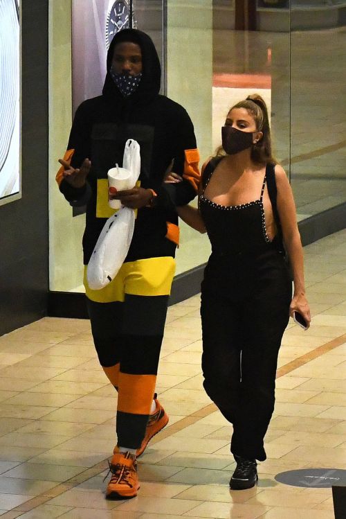 Larsa Pippen with NBA Star Malik Beasley Out at a Mall in Miami 11/23/2020 7