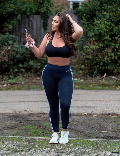 Lauren Goodger in a Crop Top and Leggings Out in Chigwell, England 11/24/2020 8