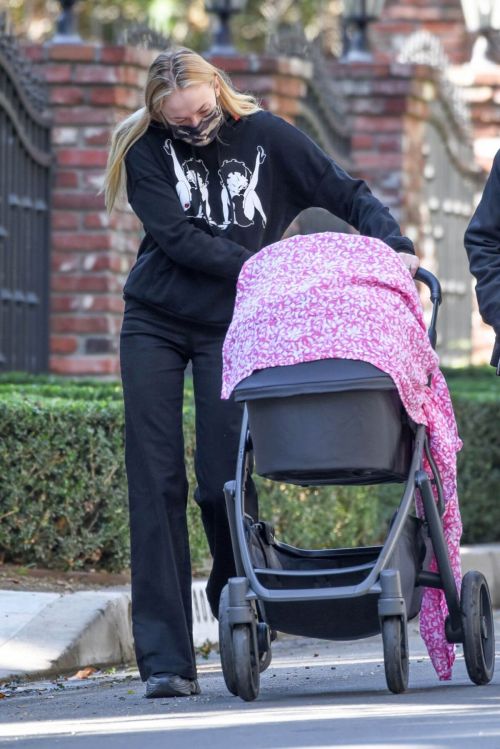 Sophie Turner and Joe Jonas Out with Their Daughter Willa Jonas in Los Angeles 11/24/2020 1