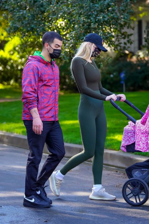 Sophie Turner and Joe Jonas Out with Their Daughter Willa Jonas in Los Angeles 11/25/2020 5