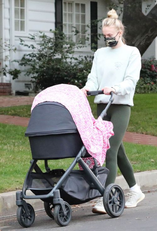 Sophie Turner in Tights Out with Daughter Willa Jonas in Los Angeles 11/24/2020 2