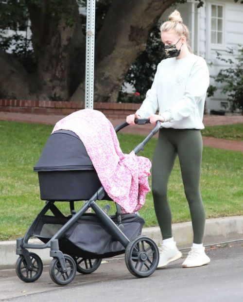 Sophie Turner in Tights Out with Daughter Willa Jonas in Los Angeles 11/24/2020 5