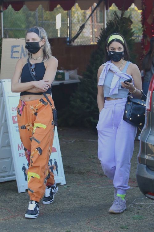 Vanessa Hudgens and GG Magree Shopping for a Christmas Tree in Los Angeles 12/05/2020 8