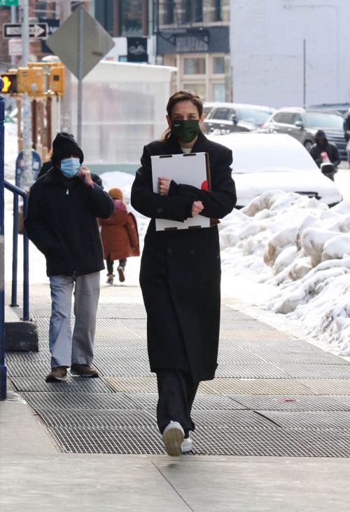 Katie Holmes in Black Over Coat Out for Lunch in New York 02/11/2021 5