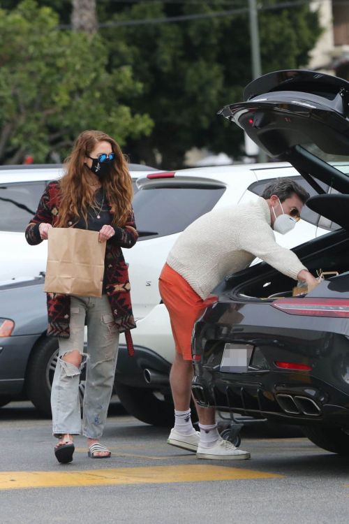 Anna Osceola with Boyfriend Jon Hamm in Casual Look Out for Shopping at Gelson