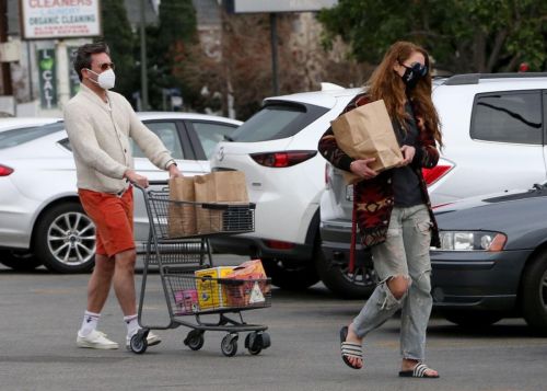 Anna Osceola with Boyfriend Jon Hamm in Casual Look Out for Shopping at Gelson