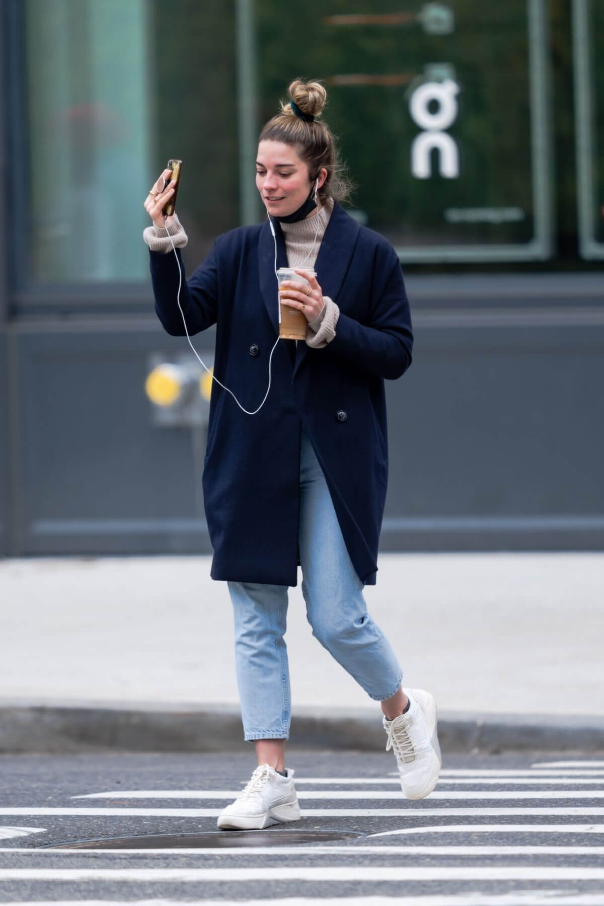 Annie Murphy Steps Out in New York 03/24/2021