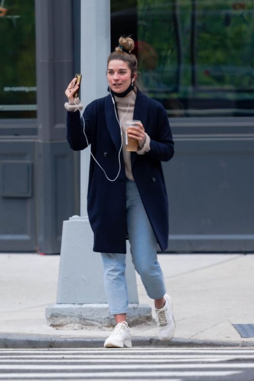 Annie Murphy Steps Out in New York 03/24/2021 1