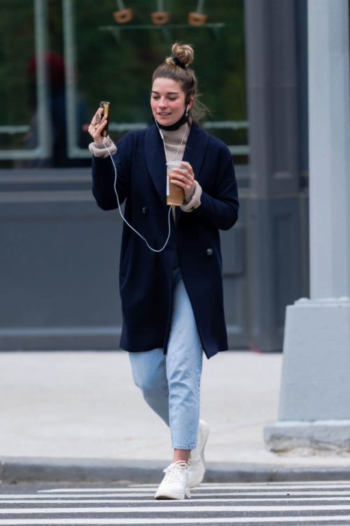 Annie Murphy Steps Out in New York 03/24/2021 2