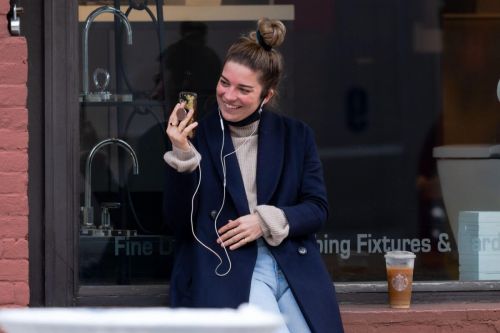 Annie Murphy Steps Out in New York 03/24/2021 6