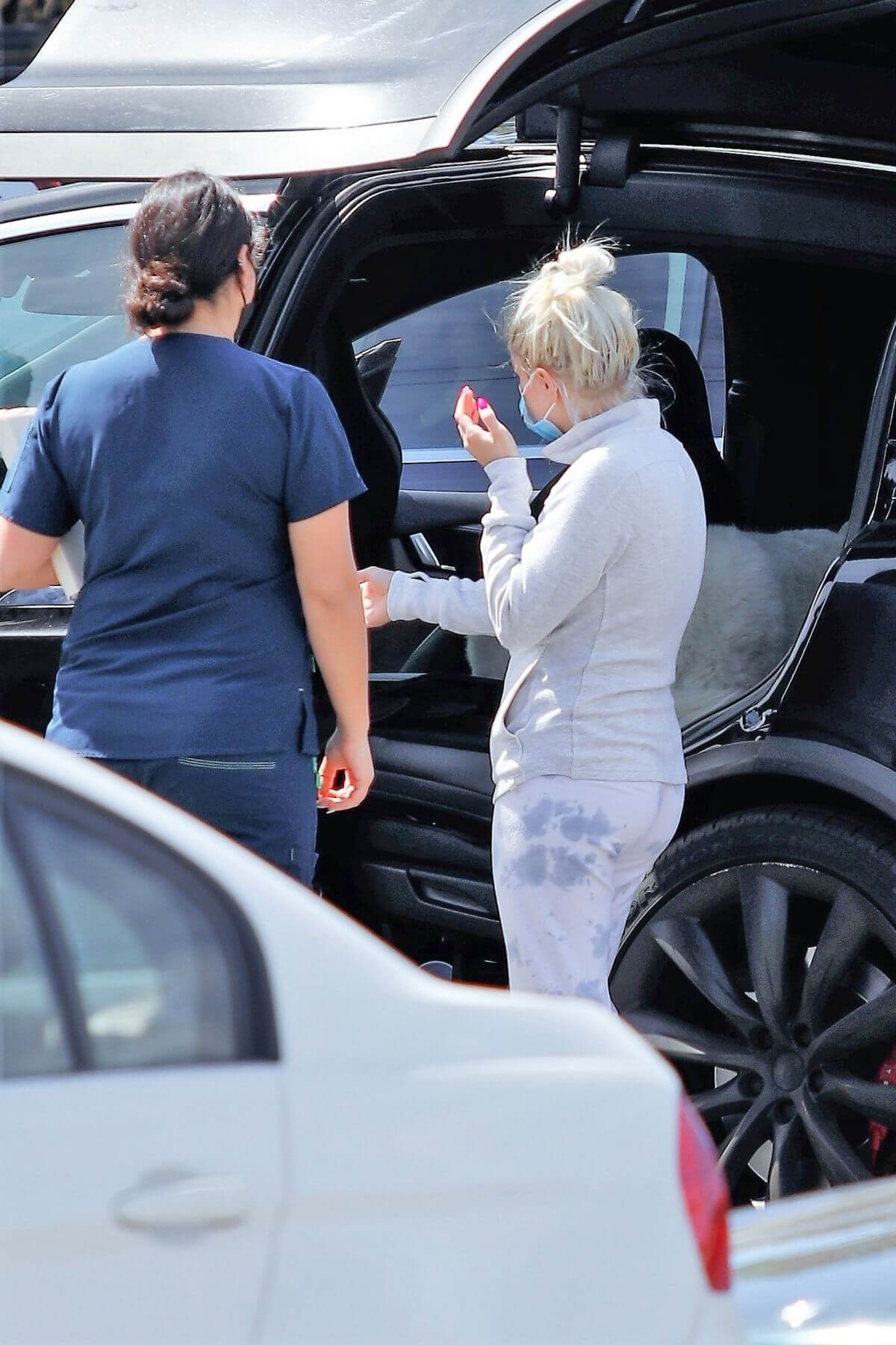 Ariel Winter Seen at a Vet Office in Los Angeles 03/24/2021