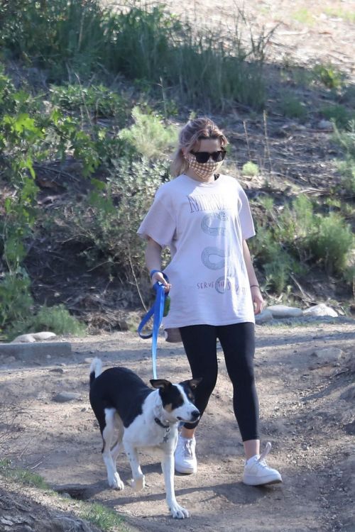 Ava Elizabeth Phillippe Steps Out Hiking with Her Dog in Brentwood 03/19/2021 6