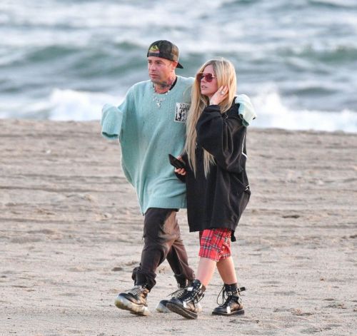 Avril Lavigne and Her Boyfriend Mod Sun Out at a Beach in Santa Monica 03/11/2021 4