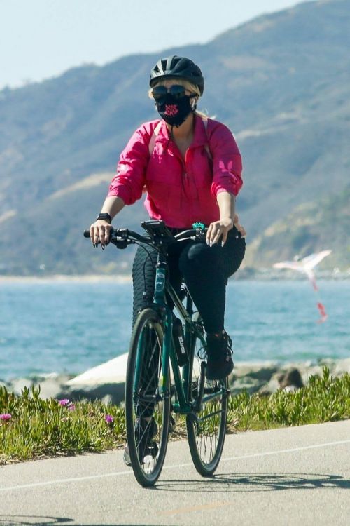 Bebe Rexha Steps Out for Shopping and Bike Ride in Santa Monica 03/21/2021 6