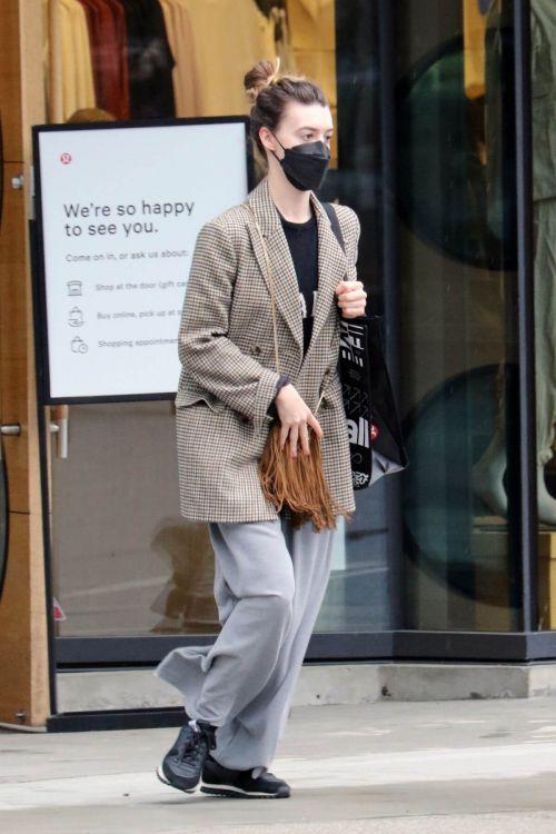 Daisy Edgar-Jones wears Check Blazer while Out for Shopping in Vancouver 03/14/2021 5