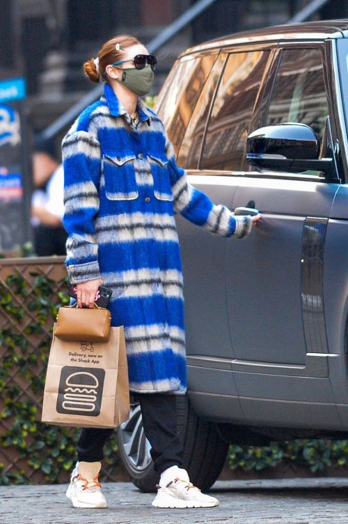 Gigi Hadid in Long Overcoat Leaving Shake Shack in New York 03/11/2021 5