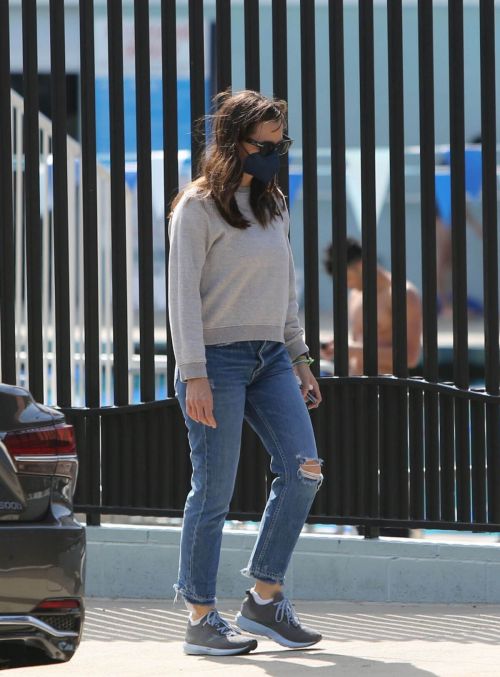 Jennifer Garner in Ripped Denim Out and About in Pacific Palisades 03/24/2021 1