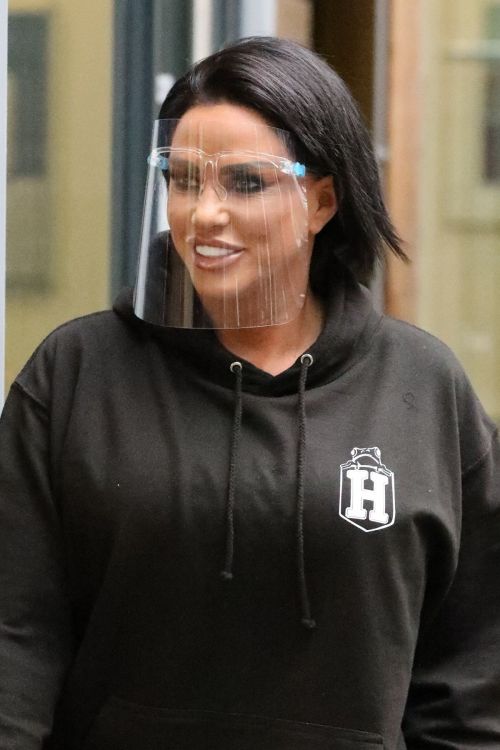 Katie Price Steps Out from Hair Salon in Leeds 03/10/2021 4