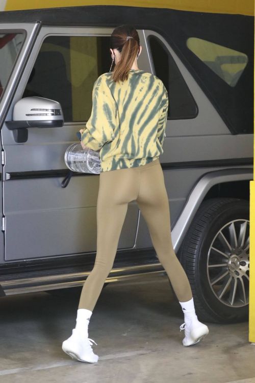 Kendall Jenner Display Her Figure in Olive Green Outfit as She Leaves a Gym in Beverly Hills 03/10/2021 3