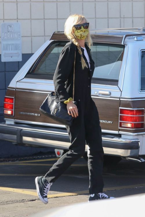 Kimberly Stewart Day Out in Los Angeles 03/24/2021 3