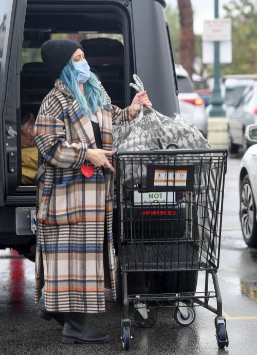 Pregnant Hilary Duff Out for Groceries Shopping in Los Angeles 03/11/2021 1